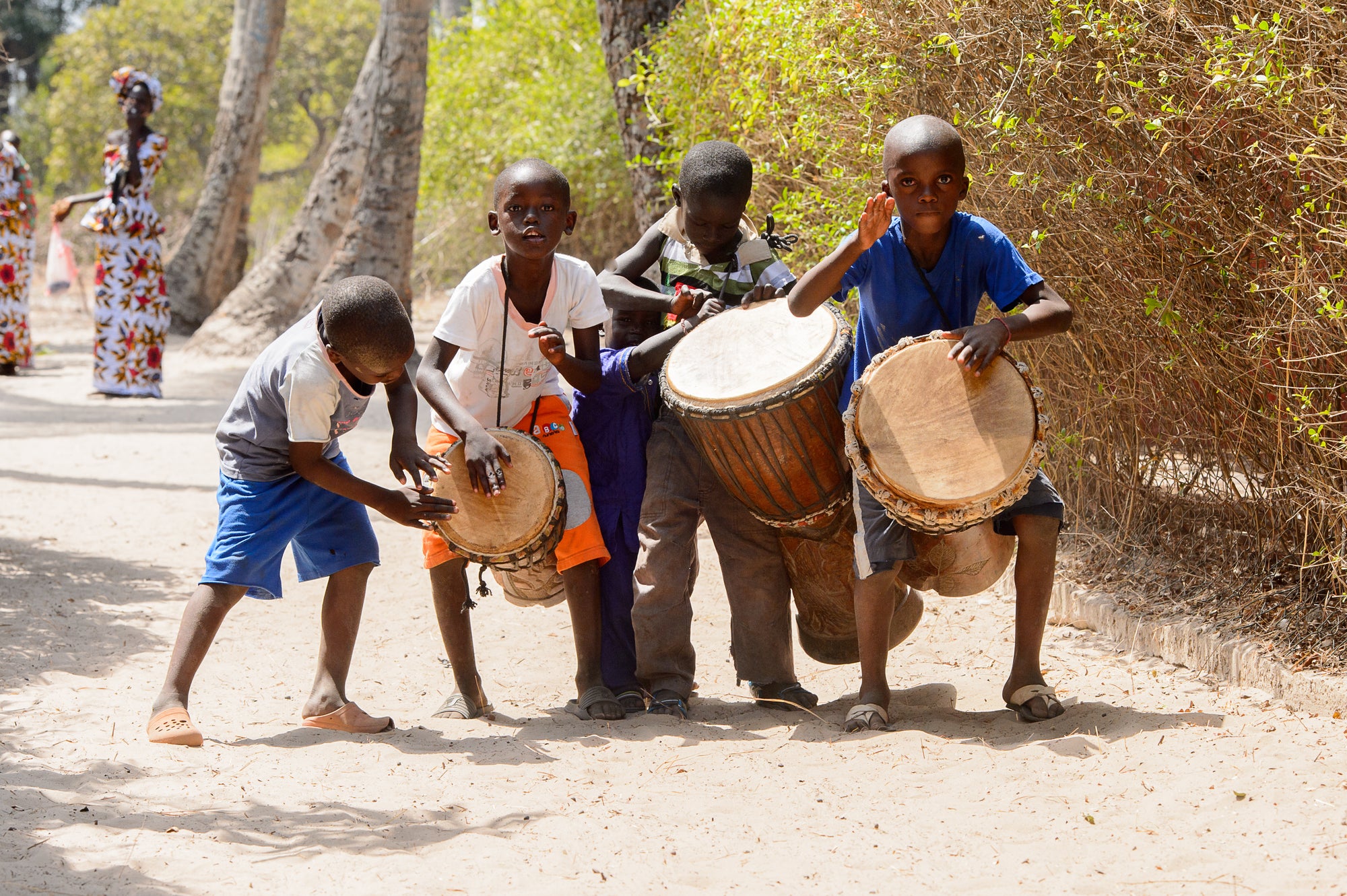 Senegalesiche Kinder mit Trommeln