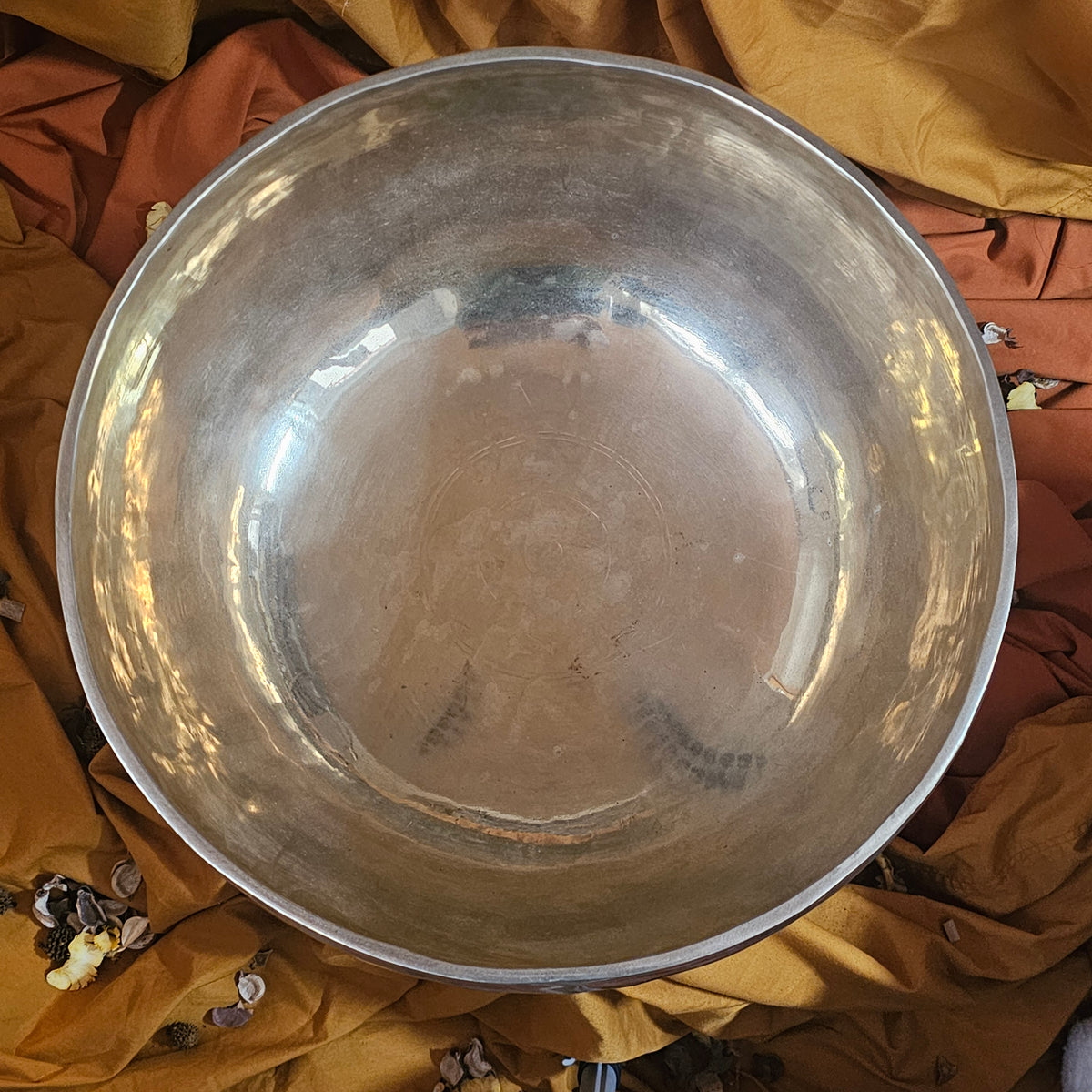 Heart chakra singing bowl F in 432 Hz Ø 36 cm
