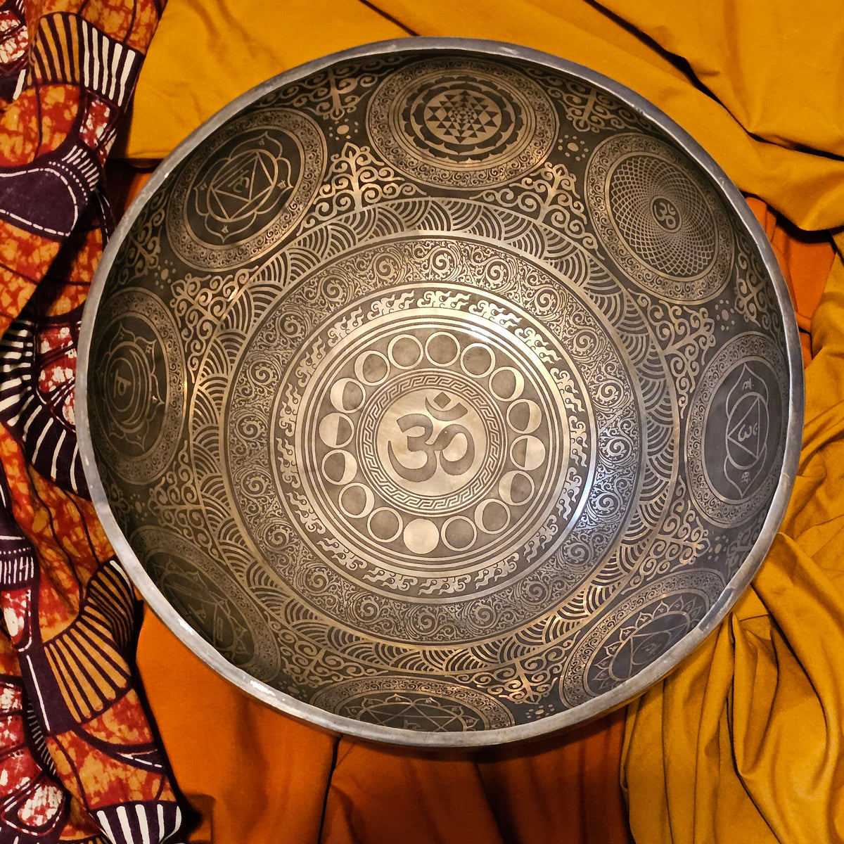 Klangschale ø 32 cm mit Om | Klangschalen | Dunum.ch