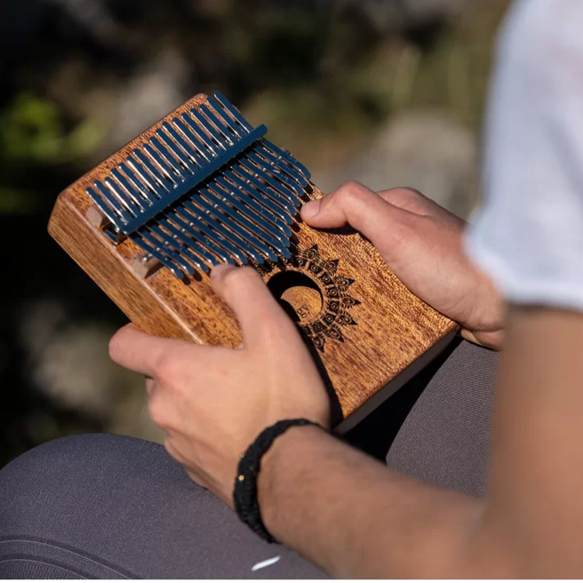 Kalimba 17 notes | acajou | do majeur (440/432 Hz) | sacoche incluse | pick-up en option