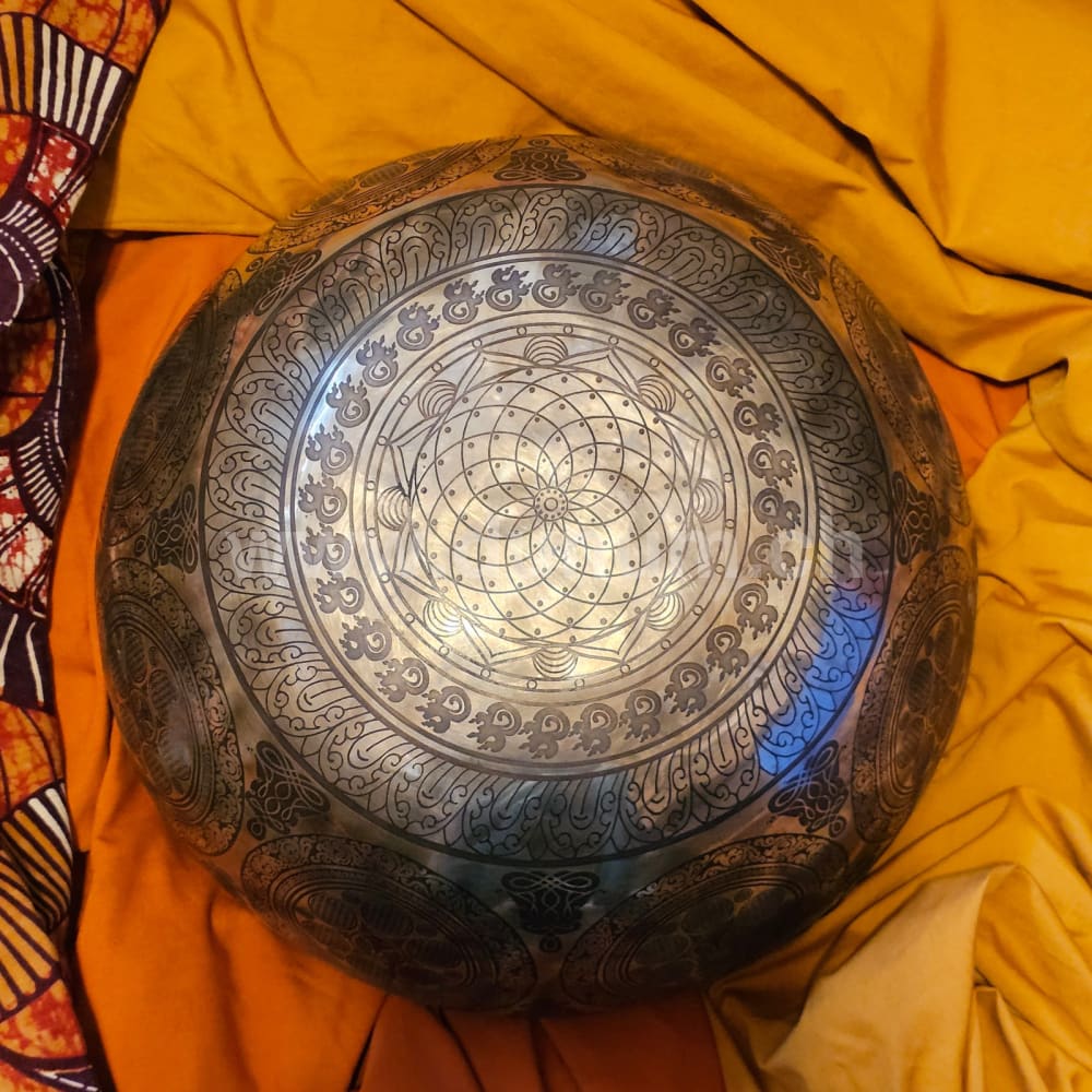 Klangschale ø 32 cm mit Om | Klangschalen | Dunum.ch