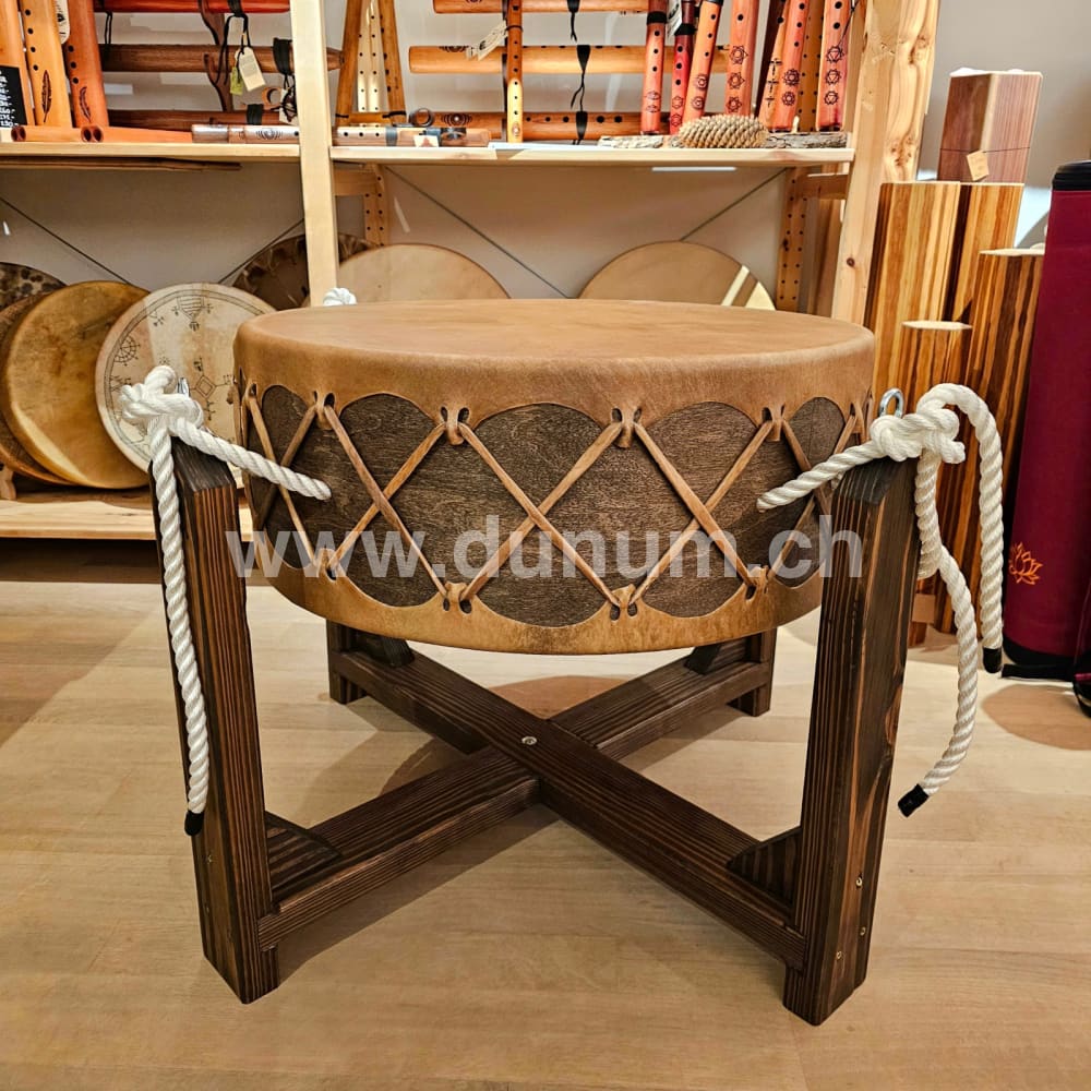 Powwow Trommel 60 cm - 24 cm mit Ständer - Bison| Schamanentrommel | Perkussion & Trommel | Dunum.ch
