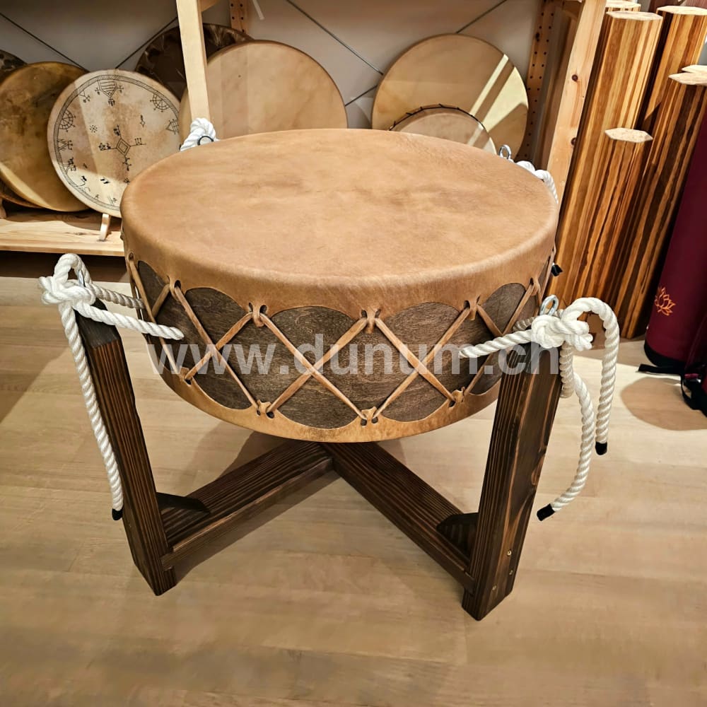 Powwow Trommel 60 cm - 24 cm mit Ständer - Bison| Schamanentrommel | Perkussion & Trommel | Dunum.ch