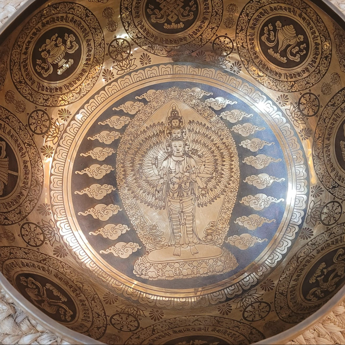 Singing bowl ø 28.5 cm - Eleven-headed Avalokiteshvara - F 440 H