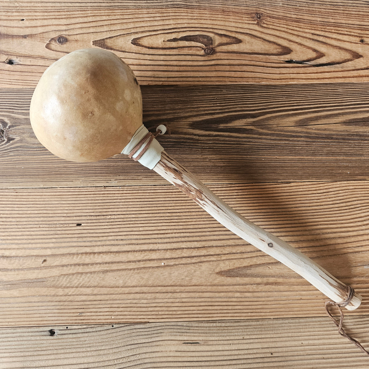 Gourd Rattel | Kalebassenrassel der Lakota