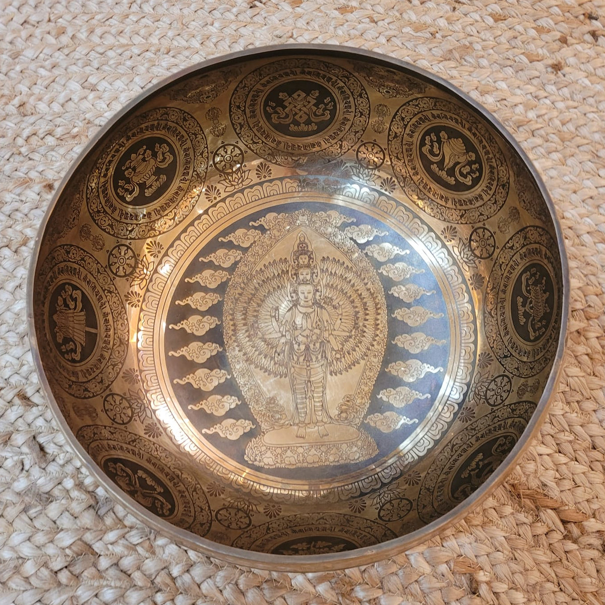 Singing bowl ø 28.5 cm - Eleven-headed Avalokiteshvara - F 440 H