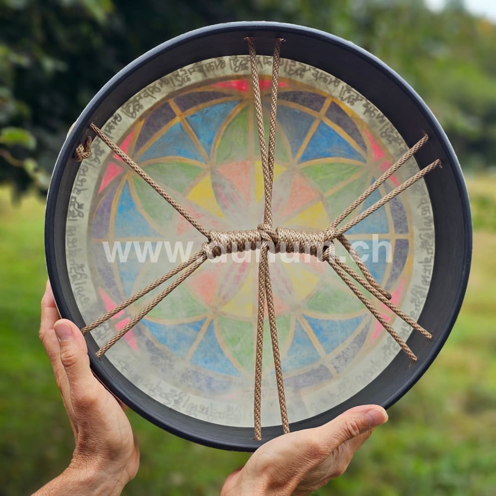 Vegane Buffalo Drum ø 35 cm mit Schlägel - Om Mani Padme Hum | Schamanentrommel | Perkussion & Trommel | Dunum.ch