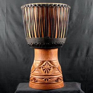 Meisterklasse aus Burkina Faso 36 Ø cm, H 65 cm | Perkussion | Djembé, Bongo und Darbuka | Dunum.ch