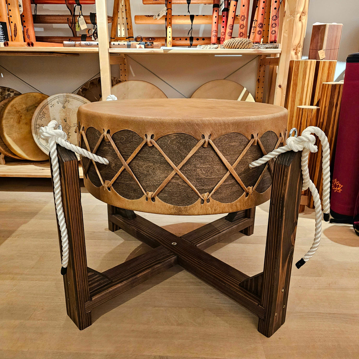 Powwow Trommel 60 cm - 24 cm mit Ständer - Bison| Schamanentrommel | Perkussion &amp; Trommel | Dunum.ch