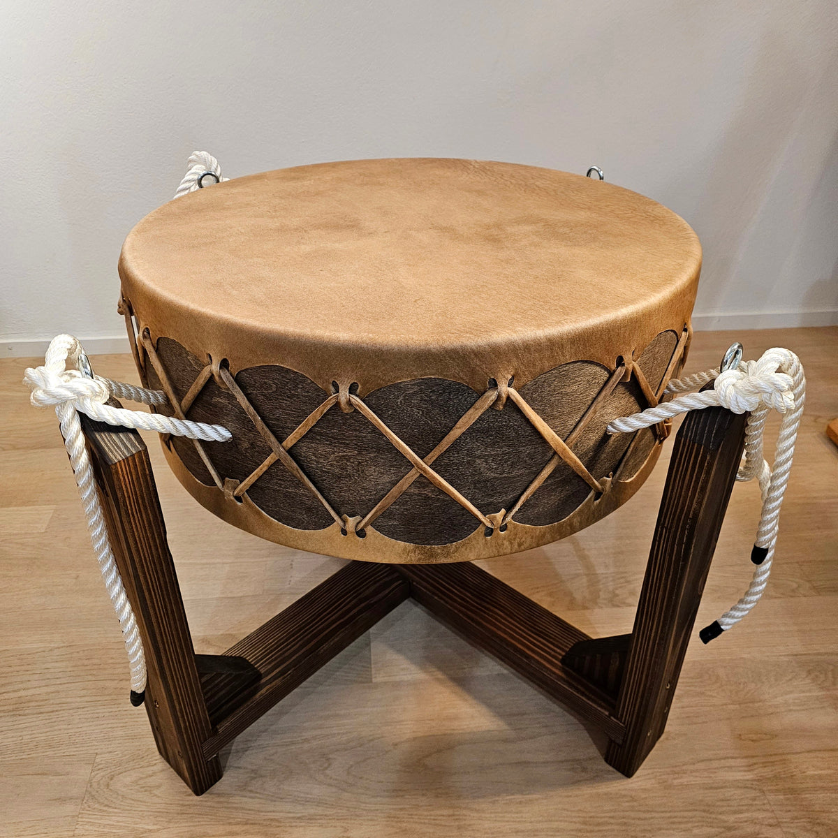 Powwow Trommel 60 cm - 24 cm mit Ständer - Bison| Schamanentrommel | Perkussion &amp; Trommel | Dunum.ch