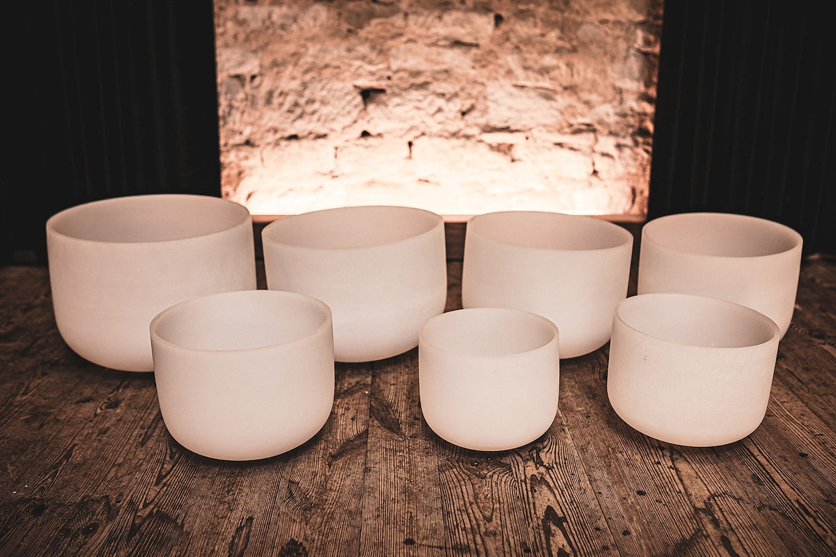 Kristallklangschalen Chakra Set - C D E F G A B ø 20-35 cm | Klangschalen &amp; Stimmgabeln | Dunum.ch