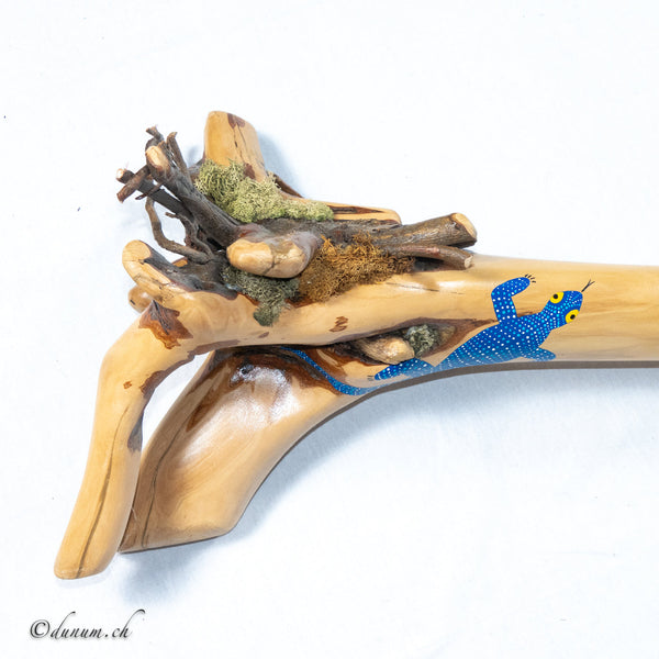 CH Didgeridoo mit Wurzel Gecko